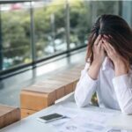 当上班族出现抑郁情绪时，该怎么处理？